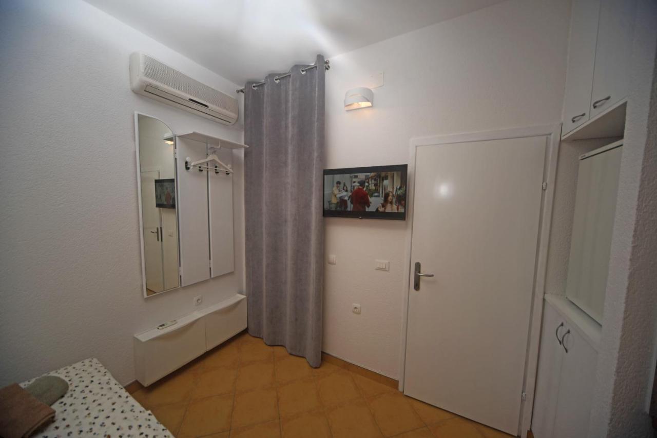 Studio Apartment Izzy Каштела Экстерьер фото